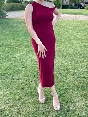 Slim-Fit One-Shoulder Midi Dress in Burgundy